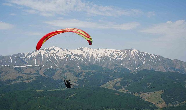 Muş'ta Türkiye Yamaç Paraşütü Mesafe Yarışması başladı