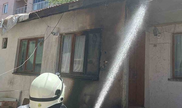 Müstakil evin çatısına çıkan yangın büyümeden söndürüldü