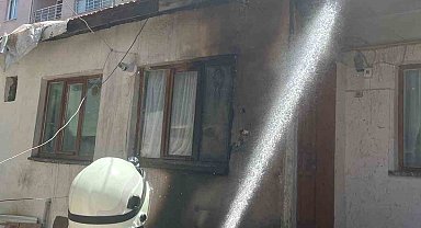 Müstakil evin çatısına çıkan yangın büyümeden söndürüldü