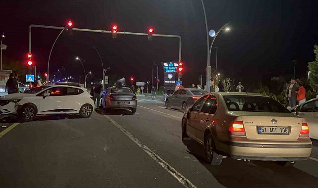 Niğde'de 5 aracın karıştığı zincirleme kaza: 2 yaralı