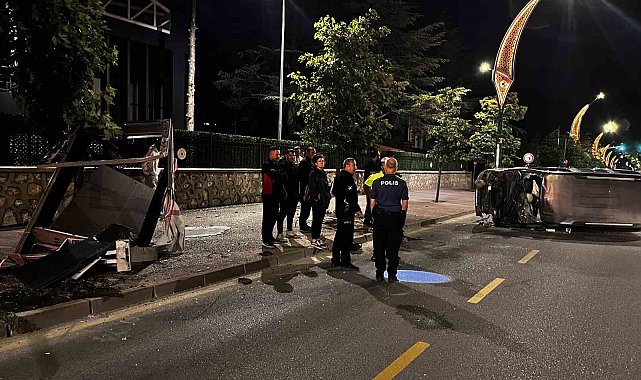 Niğde'de kontrolden çıkan araç devrildi: 2 yaralı