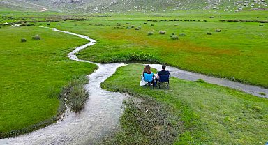 Niğde'de yağışlarla canlanan Ketençimen Yaylası doğaseverlerin gözdesi oldu
