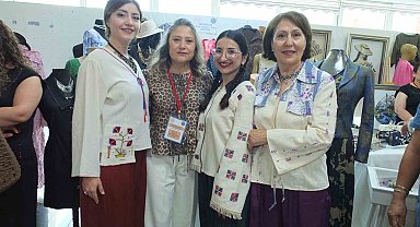 Ninelerinin dokuduğu kumaşlardan dikilen bluzlarla defileye çıktılar