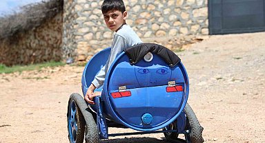 Oğlunun dışarı çıkamamasına üzülen baba, çözümü atık malzemelerle yaptığı paletli arabada buldu