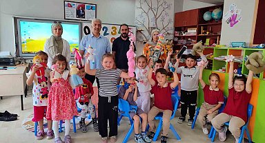 Öğrenci, veli ve öğretmen iş birliğiyle atık ipler rengârenk oyuncaklara dönüştü