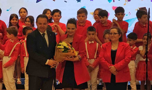Öğrenciler sahnede devleşti, Maarif Öğrenci Korosu büyük ilgi gördü