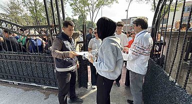 Öğrenciler sıralarda, veliler ise okulun çevresinde ter dökmeye başladı