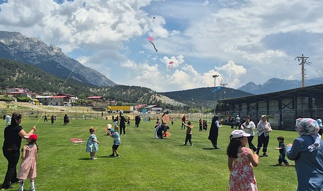 Öğrenciler uçurtma şenliğinde gökyüzünü renklendirdi