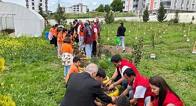 Öğrenciler yetiştirdikleri fideleri toprakla buluşturdu
