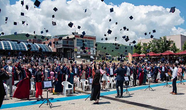 OMÜ Ziraat Fakültesi'nde mezuniyet coşkusu: 210 genç mühendis kep fırlattı