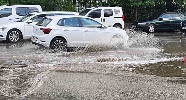 On dakika yağdı, yollar göle döndü