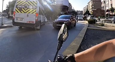 Önce motosikletlinin üzerine kırdı, sonra ters yöne girdi