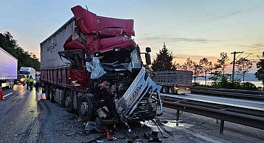 Önündeki kamyona çarptı, hurdaya dönen araçtan hafif sıyrıklarla kurtuldu