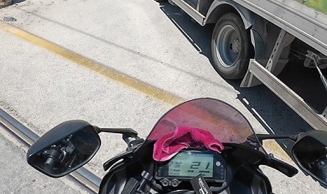 Önüne kıran kamyona çarpmaktan son anda kurtuldu