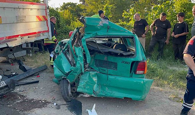 Ordu'da minibüs park halindeki araçlara çarptı: 3 yaralı