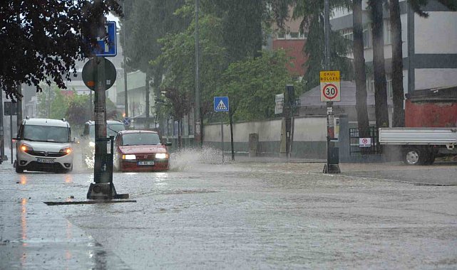 Ordu'da sağanak nedeniyle ev ve iş yerlerini su bastı, istinat duvarı çöktü