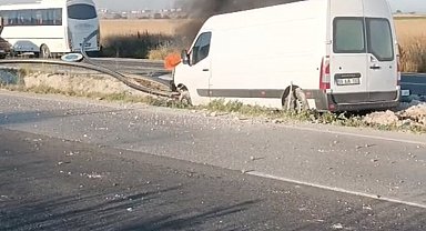 Orta refüje giren panelvan araç alev aldı: 1 yaralı