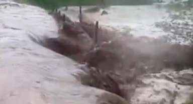 Osmaniye'de sağanak yağış sonrası dere taştı