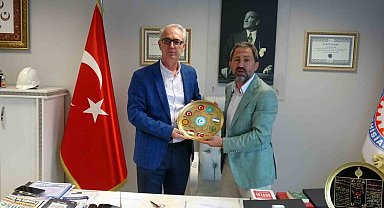Osmanlı'dan günümüze ulaşan Ahi sancağı Türkiye ile Kosova'yı buluşturdu