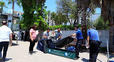 Otobüs durağındaki bankta ölü bulundu