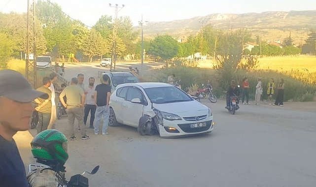 Otomobil elektrik direğine çarptı: 5 yaralı