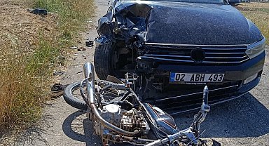 Otomobil ile motosiklet çarpıştı: 2 ağır yaralı