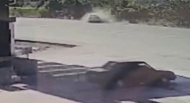 Otomobil park halindeki araca çarptı: 1 ölü, 2 yaralı