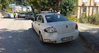 Otomobil, park halindeki araca çarptı: 1 yaralı