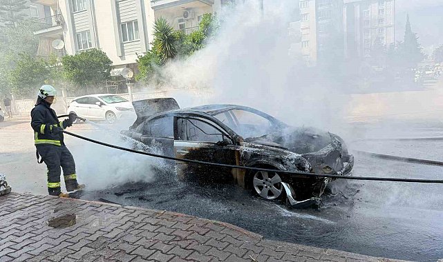 Otomobil saniyeler içinde alev topuna döndü, yangın tüpü ve hortumlar işe yaramadı