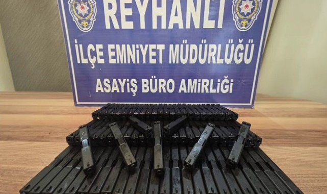 Otomobilin bagajındaki zuladan onlarca silah parçası çıktı