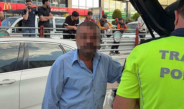 Otomobilin çarptığı refüjden kopan taşlar tramvaydan içeri girdi: 4 yolcu yaralı