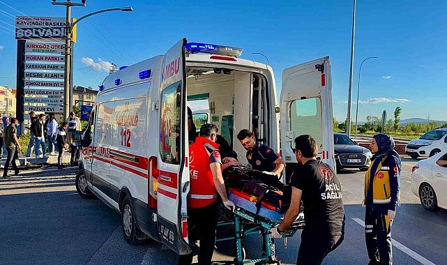 Otomobilin tur otobüsüne çarptığı kazada faciadan dönüldü