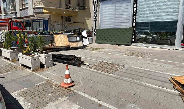 Otomobilinin pedallarını karıştıran sürücü dükkana daldı, içerdeki çalışan ezilmekten son anda kurtuldu