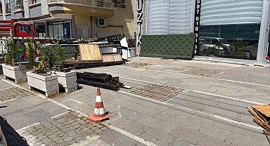 Otomobilinin pedallarını karıştıran sürücü dükkana daldı, içerdeki çalışan ezilmekten son anda kurtuldu