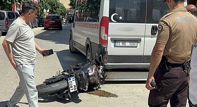 Otomobille çarpışan motosikletli az kalsın minibüsün altında kalıyordu