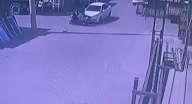 Otomobille motosikletin çarpıştığı kaza anı kameraya yansıdı: 1 yaralı