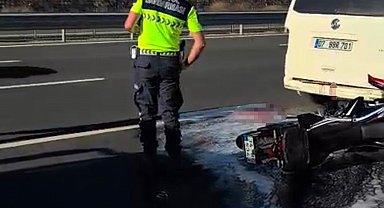 Panelvana çarpan motosikletli ağır yaralandı