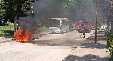 Park halinde yanan otomobil kullanılmaz hale geldi