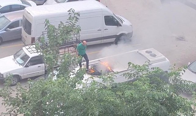 Park halindeki aracın tavanında çıkan yangına vatandaşlar müdahale etti