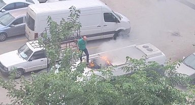 Park halindeki aracın tavanında çıkan yangına vatandaşlar müdahale etti