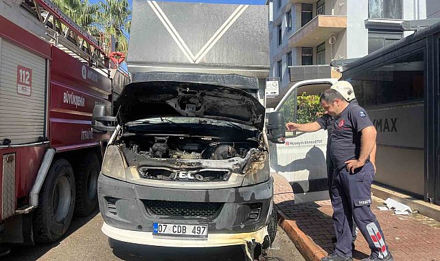 Park halindeki nakliye kamyonunda motor yangını