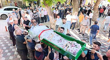 Park halindeki otomobilde ölü bulunan genç kız toprağa verildi