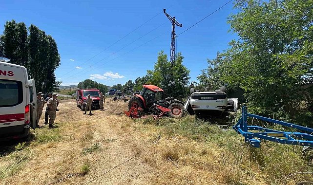 Park halindeki traktöre çarpan otomobil ters döndü: 1 yaralı