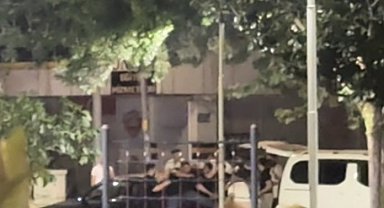 Parkta tekme tokatlar havada uçuştu