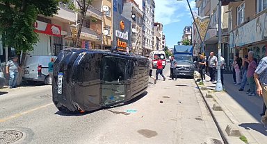 Pendik'te takla atan otomobil park halindeki araca çarptı: 1 yaralı