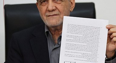 Pezeşkiyan'ın ABD ile varılan mutabakat zaptını imzaladığı anların fotoğrafı paylaşıldı