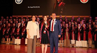 Profesör anne ve babanın gurur günü: Kızları da doktor oldu