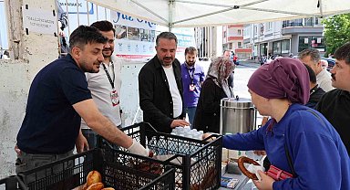 Pursaklar Belediyesi'nden YKS'ye giren adaylara ve ailelerine çay eşliğinde simit ve poğaça