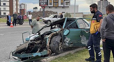 Refüje çıkan otomobil hurdaya döndü: 1'i ağır 4 yaralı