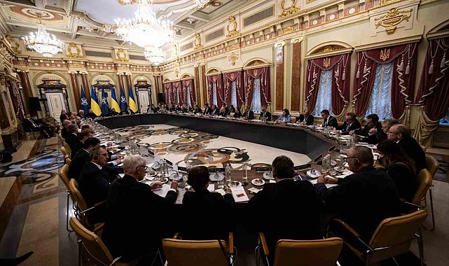 Rutte'den Rus gençlerine: " Ölüme terk edileceksiniz"